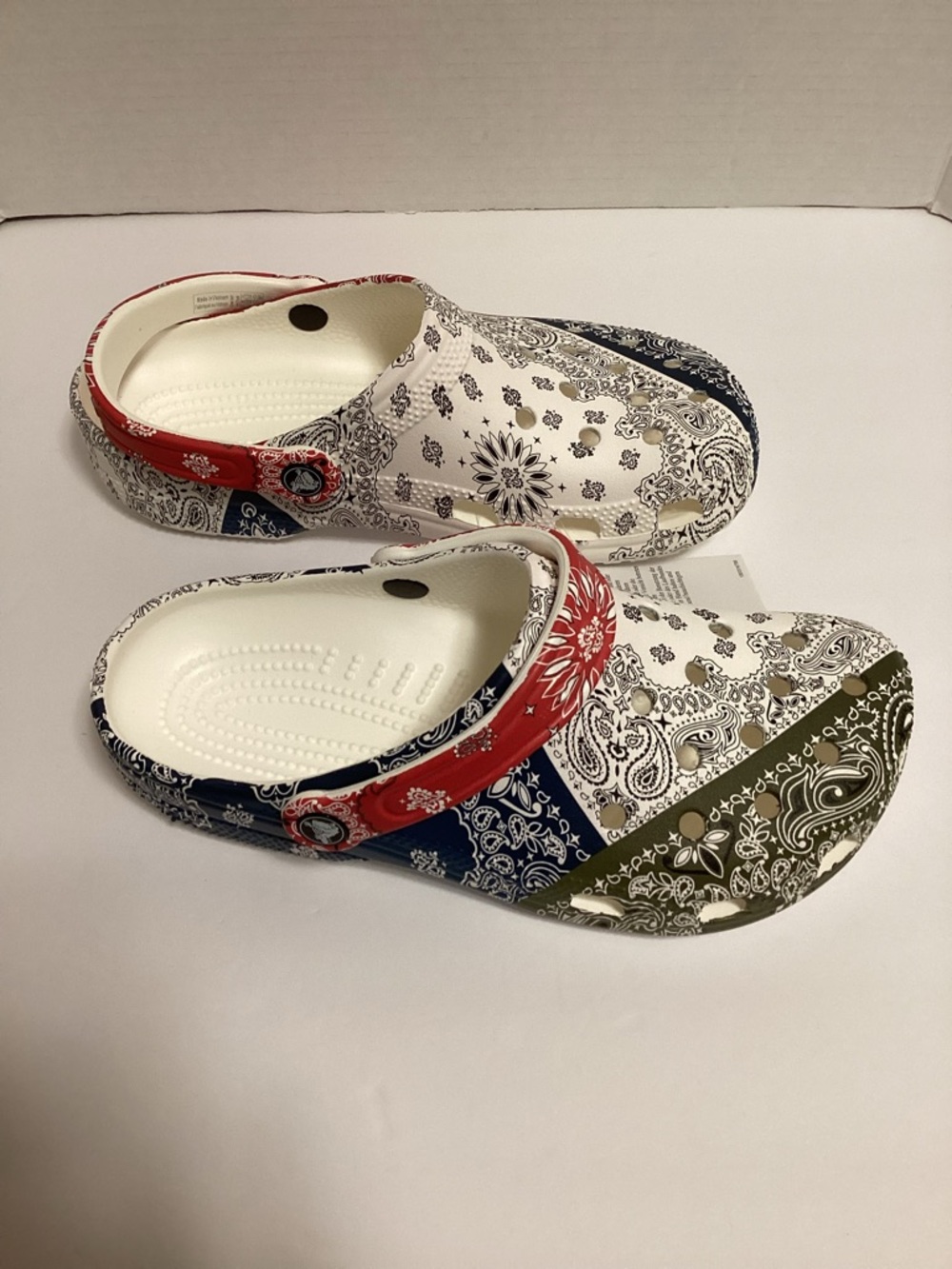 CROCS Bandana Print Clogs with Red, White, Blue, & Green Pattern, W9M7, NWT - Picture 4 of 8